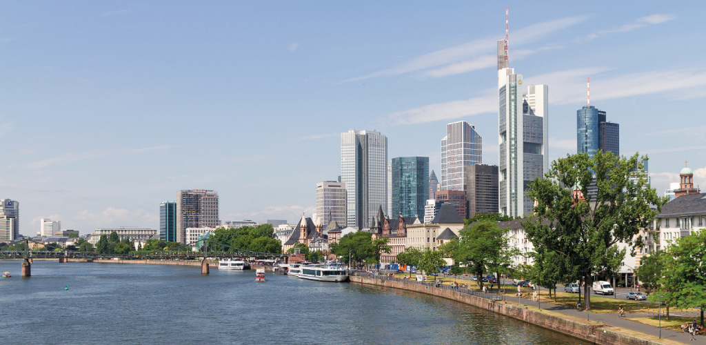 Skyline de Francfort sur le Main et le Eiserner Steg