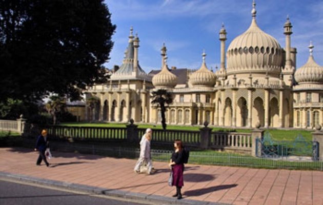 Imponujący Royal Pavilion w Brighton, z egzotycznymi kopułami i architekturą w stylu indyjskim, jeden z najważniejszych zabytków miasta, położony w sercu Brighton.