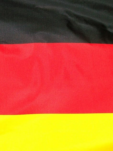 Deutsche Flagge La imagen muestra la bandera alemana desde muy cerca. Se aprecian los colores negro, rojo y dorado típicos de Alemania.