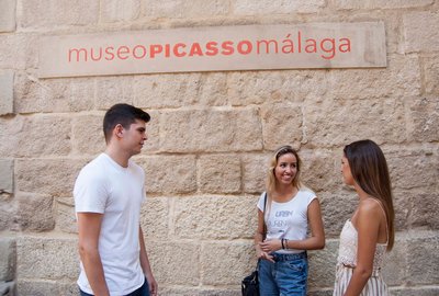 Grupka trzech osób przed muzeum Pisacca w Maladze, Palacio de Buenavista