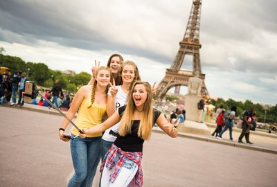 Wspólne selfie z wieżą Eiffle w tle, Paryż obóz językowe