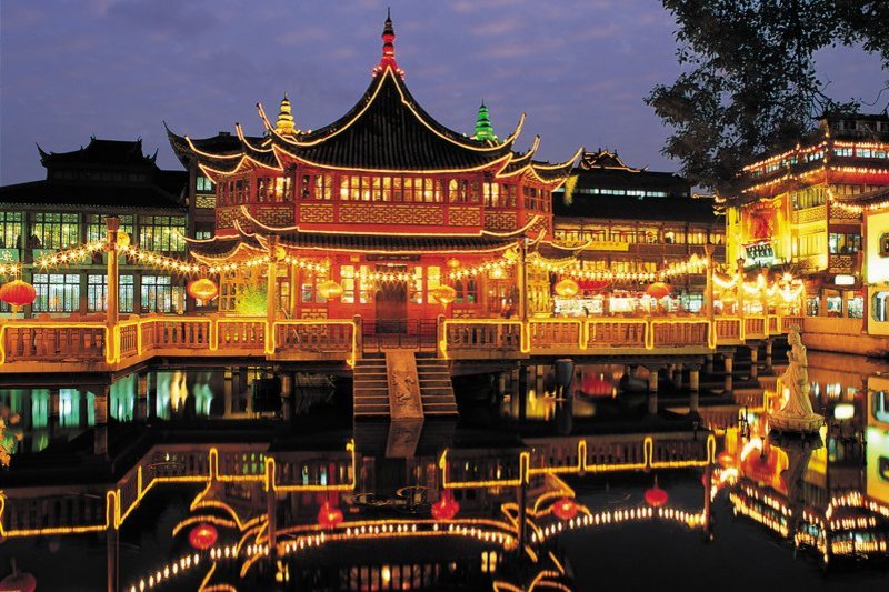 Chiński budynek podświetlony nocą